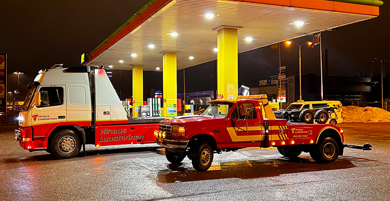 kuljetuskalustoa tankkausaseman polttoainemittareiden alla