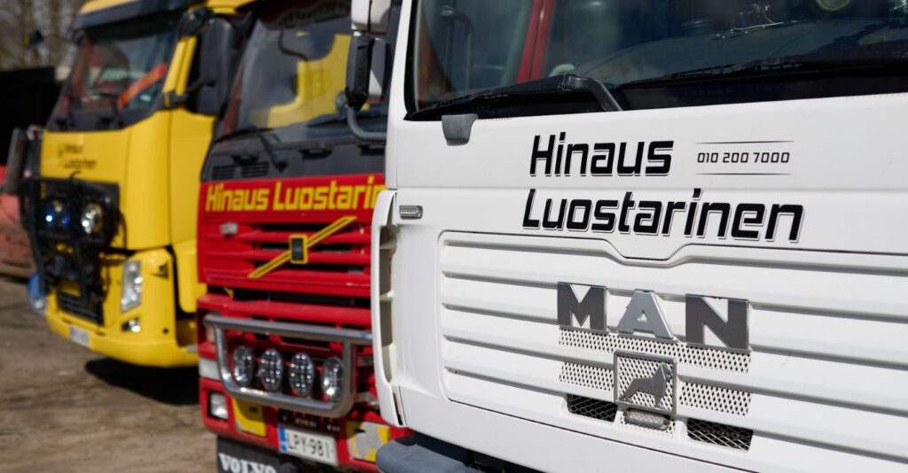 Kolme hinausautoa rivissä