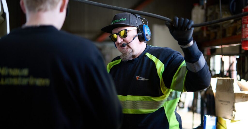 Hinaus Luostarisen Timo pitelee vaijerista ja selittää työntekijälle
