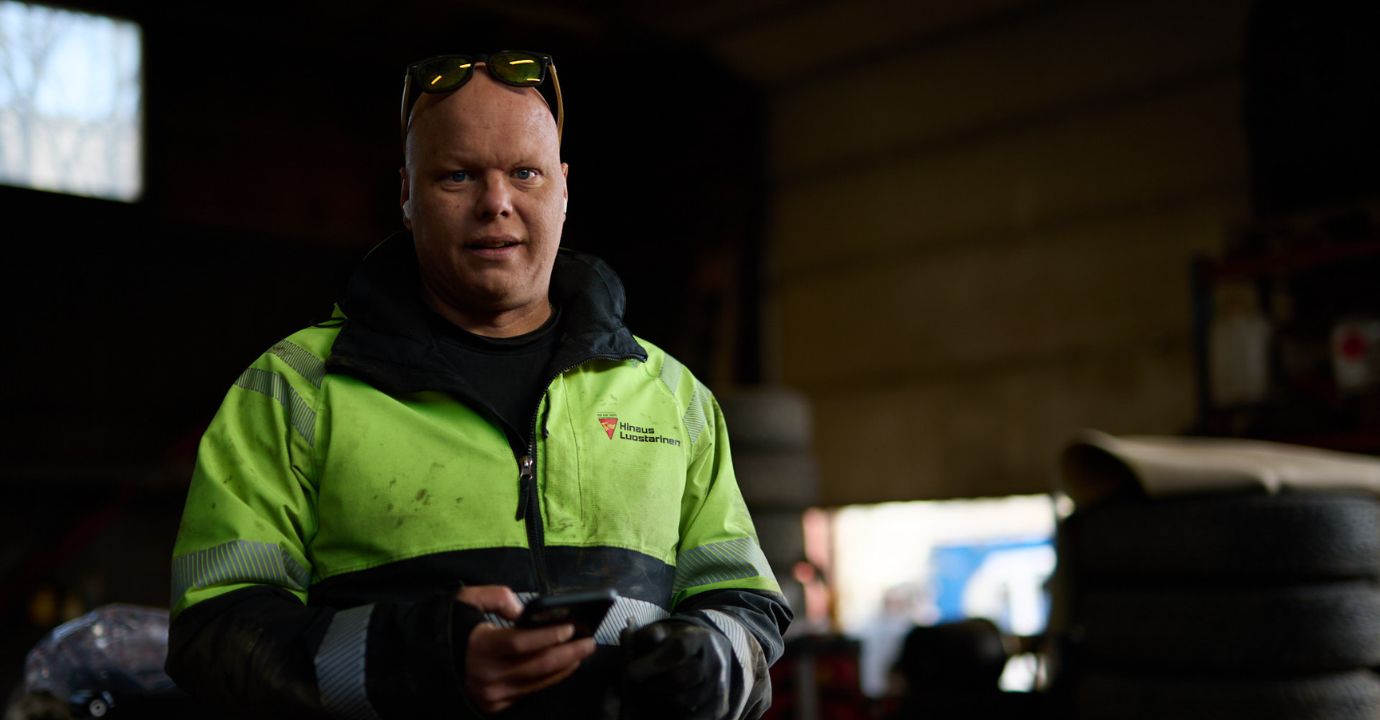 Hinaus Luostarisen toimitusjohtaja veli luostarinen puhelin kädessä